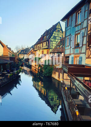 Farbenfrohe romantische Stadt Colmar, Frankreich, Elsass. Traditionelle Häuser in der Nähe des Flusses. Mittelalterliche home Fassade, historischen Stadt. Schöne idyllische Architektur. Stockfoto
