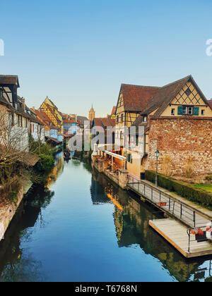 Farbenfrohe romantische Stadt Colmar, Frankreich, Elsass. Traditionelle Häuser in der Nähe des Flusses. Mittelalterliche home Fassade, historischen Stadt. Schöne idyllische Architektur. Stockfoto