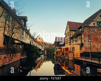 Herbstabend in bunten romantischen Stadt Colmar, Frankreich, Elsass. Traditionelle Häuser in der Nähe des Flusses. Mittelalterliche home Fassade, historischen Stadt. Schöne idy Stockfoto