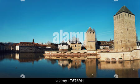 Mittelalterliche Brücke Türme Ponts Couverts und Barrage Vauban im historischen Viertel "Petite France", Straßburg, Elsass, Frankreich. Stockfoto