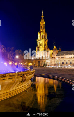 Nordturm des neo Renaissance 'Plaza de España' mit Brunnen bei Nacht Stockfoto