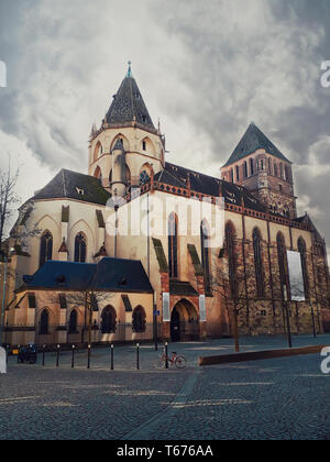 Sankt Thomas Kirche in Straßburg, düster bewölkt Morgen. Protestantischen Kathedrale, gotische Architektur Stil. Straßburg, Elsass, Frankreich Stockfoto