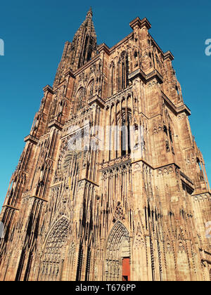 Haupteingang des Römisch-katholischen Kathedrale Notre Dame von Straßburg im Elsass, Frankreich. Schönen sonnigen Tag mit strahlend blauem Himmel. Majestätische gotische Architektur Stockfoto