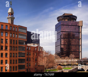 Rochester, New York, USA. April 25, 2019. Ansicht der ersten Federal Plaza Gebäude und Aquädukt Gebäude neben dem Genesee River in Downtown Rochest Stockfoto