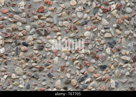 Graue Wand mit bunten Steinchen Hintergrund Textur closeup eingerichtet Stockfoto