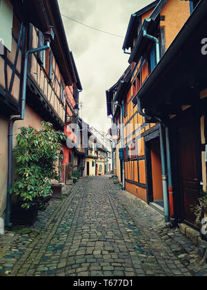 Die engen Gassen der alten Eguisheim Dorf mit Fachwerkhäusern mittelalterlichen Häusern entlang der berühmten Weinstraße im Elsass, Frankreich. Stockfoto