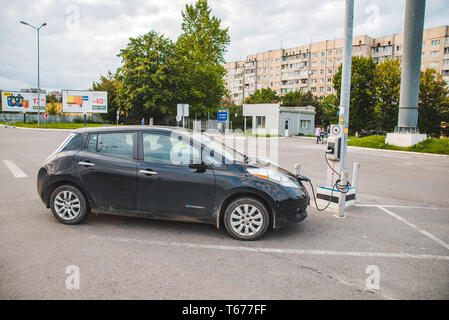 Lemberg, Ukraine - 28. August 2018: Elektroauto Aufladen am Mall Parkplatz aria. Reine saubere Energie Stockfoto