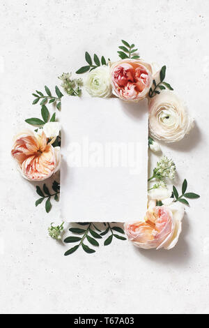 Feminine Hochzeit, Geburtstag Mock-up-Szene. Leeres Papier Grußkarte. Floral frame von Blush Pink Englische Rosen, Ranunkeln Blumen und Mastix Blätter Stockfoto