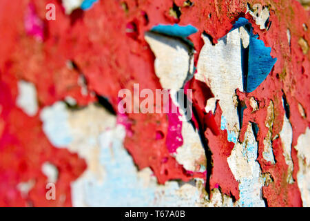 Rote Farbe mit einem blauen Unterwolle Peeling entfernt auf einem weißen Hintergrund. Stockfoto