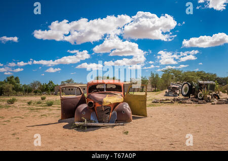 Verlassenes Auto in der Wüste Namib, Solitaire, Namibia Stockfoto