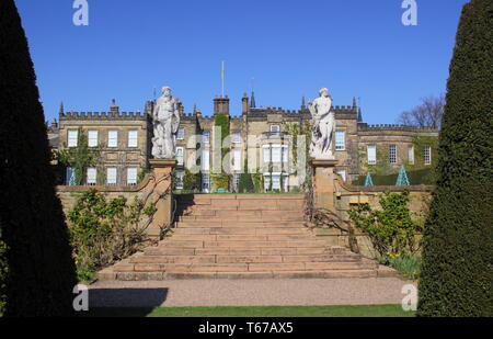 Renishaw Hall durch Formschnitt Eibe Hedging in der formalen Garten im Frühjahr gesehen, in der Nähe von Sheffield, North East Derbyshire, England, Großbritannien Stockfoto