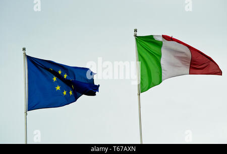 Italienische und europäische Flagge im Wind für die EU-Wahl Stockfoto