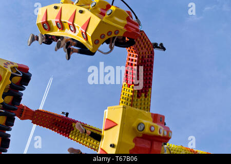 Amusement Machine im Luna Park. Drehen oszillierende Arm mit Stühlen ein Flugzeug auf dem Hintergrund Stockfoto