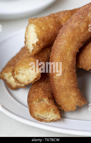 Close-up von leckeren frisch zubereiteten Churros. Frittierte Stäbe. (Porras madrileñas) Stockfoto