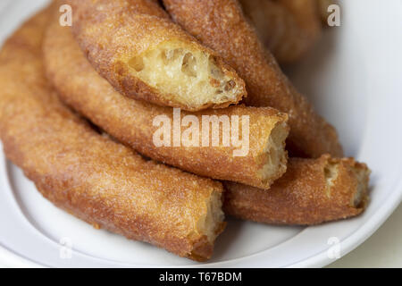 Close-up von leckeren frisch zubereiteten Churros. Frittierte Stäbe. (Porras madrileñas) Stockfoto