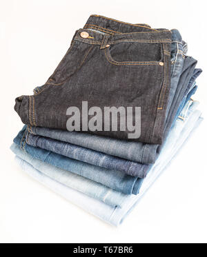 Haufen jeans verschiedener Schattierungen. Auf weissem Hintergrund. Stockfoto