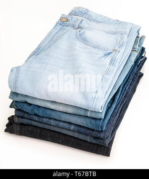 Haufen jeans verschiedener Schattierungen. Auf weissem Hintergrund. Stockfoto