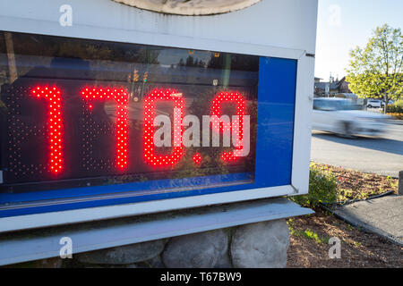 Eine Tankstelle Zeichen zeigt die neue Nordamerikanische All time high gas Preis in Vancouver, Kanada. Stockfoto