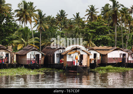 Nahaufnahme des Hausboot Häuser entlang dem Fluß in Indien am Rande des Dschungels Stockfoto