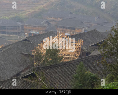 Luftbild des 3 stöckigen Wohnhäusern in der neuen Nachbarschaft in Yangshao, China gebaut wird, Stockfoto