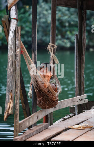 Vietnamesische Fischer eine Pause in einer Hängematte auf der Insel Phu Quoc, Vietnam Stockfoto