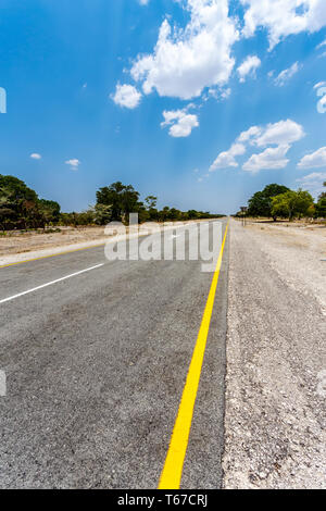 Endlose Straße mit blauer Himmel Stockfoto
