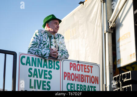 VANCOUVER, BC, Kanada - Apr 20, 2019: ein Marihuana Aktivist stehend von einem Pro - Marihuana Zeichen an der 420 Festivals in Vancouver. Stockfoto