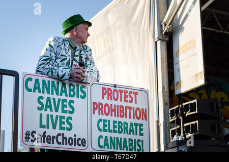 VANCOUVER, BC, Kanada - Apr 20, 2019: ein Marihuana Aktivist stehend von einem Pro - Marihuana Zeichen an der 420 Festivals in Vancouver. Stockfoto