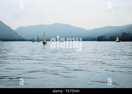 Yacht in See, Comer See, Herbst in Como. Segelboote am Comer See vor der Berge. Einen schönen Sommerabend am Comer See. Yachten ein Stockfoto