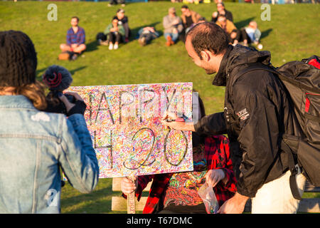 VANCOUVER, BC, Kanada - Apr 20, 2019: ein Mann seine Unterschrift geben zu einem pro Marihuana Zeichen an der 420 Festivals in Vancouver. Stockfoto