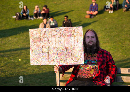 VANCOUVER, BC, Kanada - Apr 20, 2019: ein Mann hält ein pro Marihuana Zeichen an der 420 Festivals in Vancouver. Stockfoto