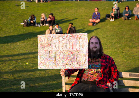 VANCOUVER, BC, Kanada - Apr 20, 2019: ein Mann hält ein pro Marihuana Zeichen an der 420 Festivals in Vancouver. Stockfoto