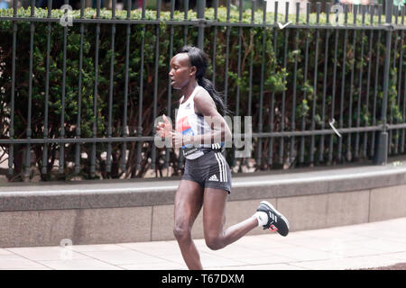 Kenianische Langstreckenläufer, Mary Keitany konkurrieren in 2019 der Elite Frauen London Marathon. Maria ging in einer Zeit von 02:20:58 5 zu beenden Stockfoto