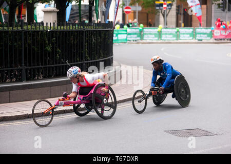 Mel Nicholls (GBR), und Michelle Wheeler (USA) Racing in der 2019 Elite Rollstuhl London Marathon Frauen Kategorie (T53/T54). Michelle Finish 14. in 02:03:37 Mel beendete 15. in einer Zeit von 02:03:39. Stockfoto