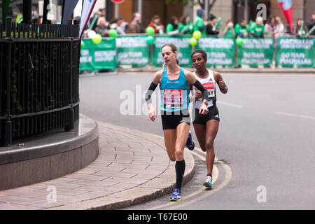 Elite weiblich Athleten, Molly Unordnung (USA) und Haftamnesh Tesfay (ETH), konkurrieren in der 2019 London Marathon. Molly ging auf 12. in einer Zeit von 02:26:33 abgeschlossen Stockfoto