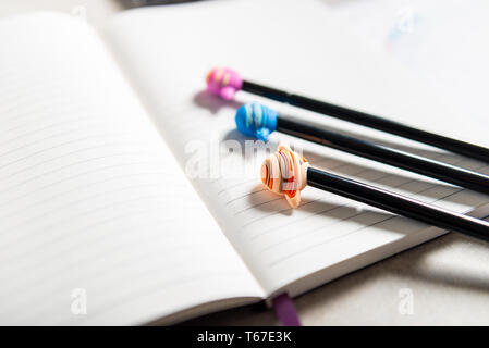 Offenen Notebooks für das Schreiben von Ideen und astrologische Geburt Geburtshoroskop Festlegung auf grauem Hintergrund. Kaffee und Planeten Stifte in der Nähe. Ansicht von oben. Idee der Astrol Stockfoto