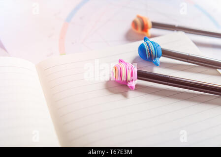 Offenen Notebooks für das Schreiben von Ideen und astrologische Geburt Geburtshoroskop Festlegung auf grauem Hintergrund. Kaffee und Planeten Stifte in der Nähe. Ansicht von oben. Idee der Astrol Stockfoto