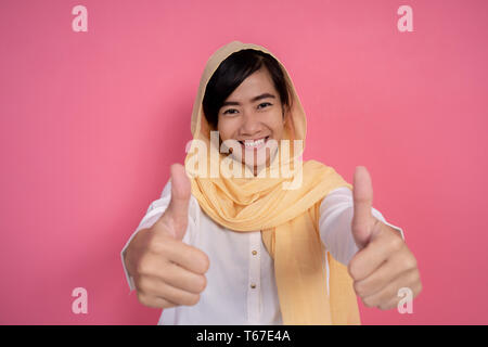 Frau muslimischen Asiatische mit Daumen hoch Stockfoto