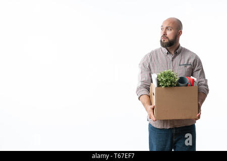 Feuerte Geschäftsmann Holding Box mit persönlichen Gegenständen. Stockfoto