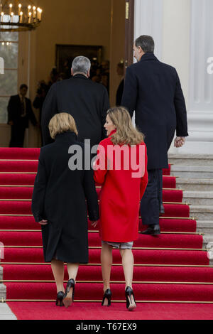 König Philipp VI. und Königin Letizia von Spanien sind von der Deutschen Präsident empfangen Stockfoto