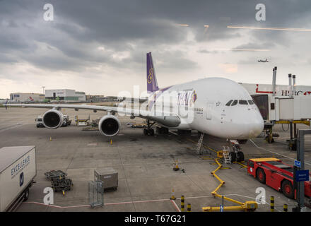 Thai Airways Airbus A380 in London Heathrow geparkt Stockfoto