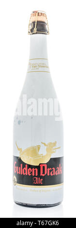 Winneconne, WI - 26 April 2019: eine Flasche Gulden Draak ale auf einem isolierten Hintergrund Stockfoto