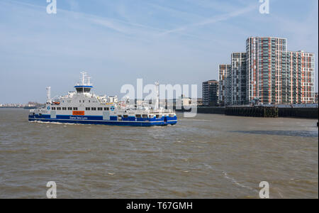 Woolwich Fähre über die Themse in London. Stockfoto