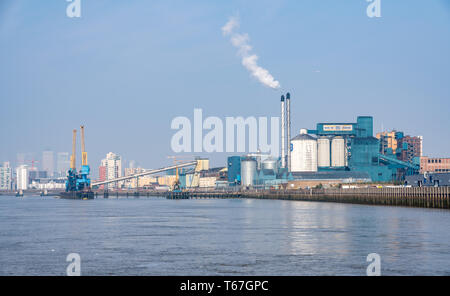 Tate und Lyle Zuckerfabrik durch die Themse in London. Stockfoto