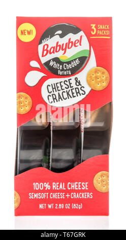 Winneconne, WI - 22. April 2019: ein Paket von Babybel white Cheddar Käse und Cracker auf einem isolierten Hintergrund Stockfoto
