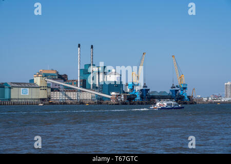 Tate und Lyle Zuckerfabrik durch die Themse in London. Stockfoto