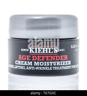 Winneconne, WI - 26. April 2019: ein Paket von kiehls Alter defender Creme Feuchtigkeitscreme auf einer isolierten Hintergrund Stockfoto