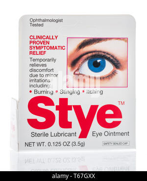 Winneconne, WI - 26. April 2019: ein Paket von Schweinestall sterile Schmiermittel Augensalbe auf einem isolierten Hintergrund Stockfoto