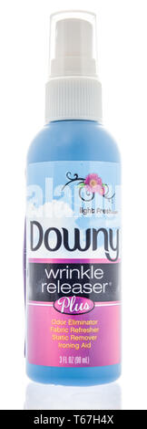 Winneconne, WI - 26. April 2019: ein Paket von Downy knicke Freigeber plus auf einem isolierten Hintergrund Stockfoto