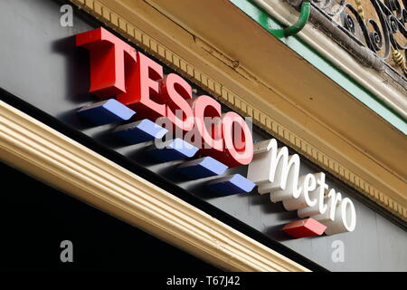 Tesco Metro Logo oben aTesco shop in Oxford, Großbritannien Stockfoto